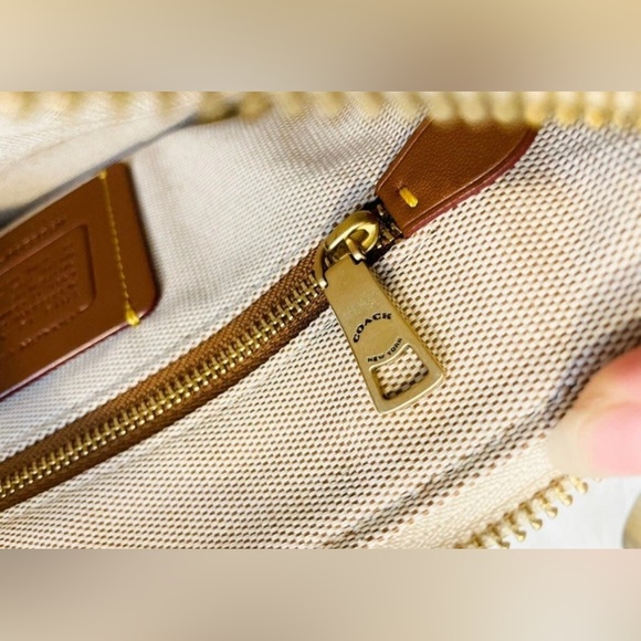 Coach LTD EDITION COACH X TOM WESSELMANN TURNLOCK WRISTLET LIPS IVORY CA221 - Picture 6 of 12